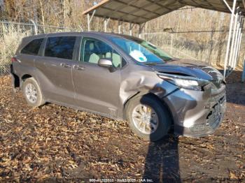  Salvage Toyota Sienna