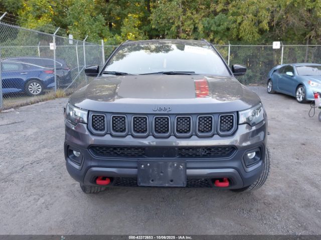 Jeep Compass Trailhawk 4x4 Image 3