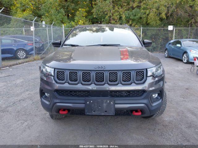 Jeep Compass Trailhawk 4x4 Image 3