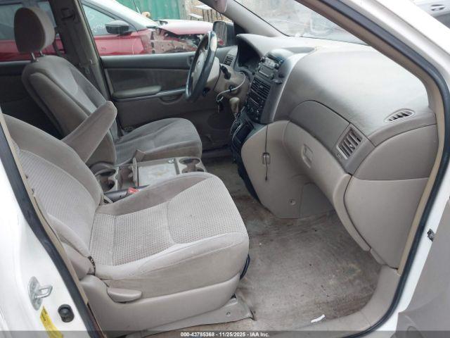 Toyota Sienna Le Image 4