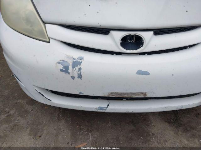 Toyota Sienna Le Image 12