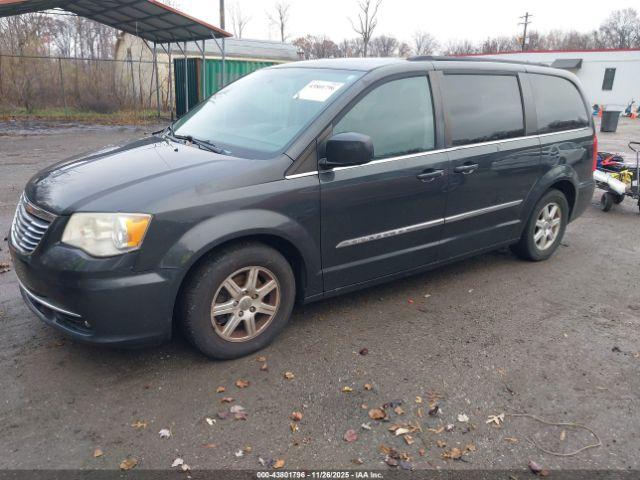 Chrysler Town & Country Touring Image 4