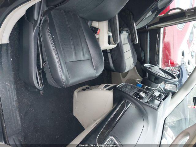 Chrysler Town & Country Touring Image 2