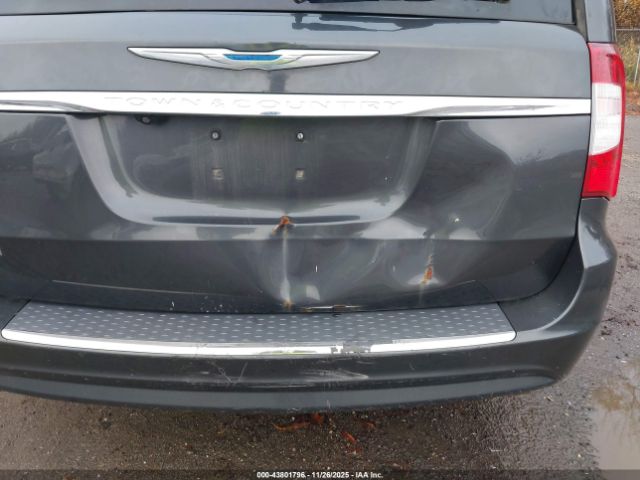 Chrysler Town & Country Touring Image 13