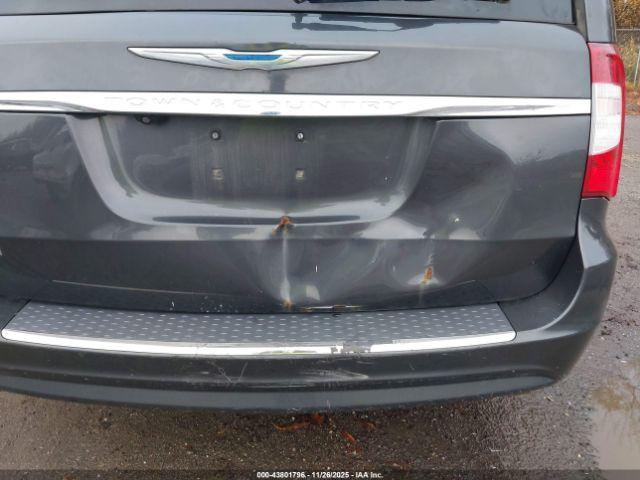 Chrysler Town & Country Touring Image 13