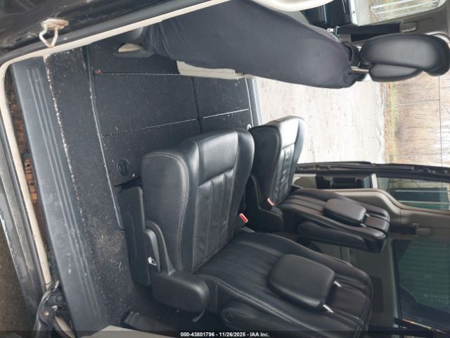 Chrysler Town & Country Touring Image 11