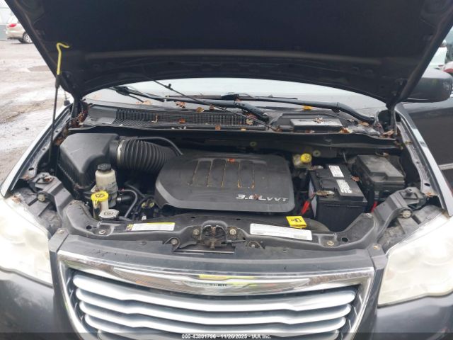 Chrysler Town & Country Touring Image 3