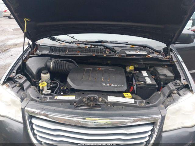 Chrysler Town & Country Touring Image 3