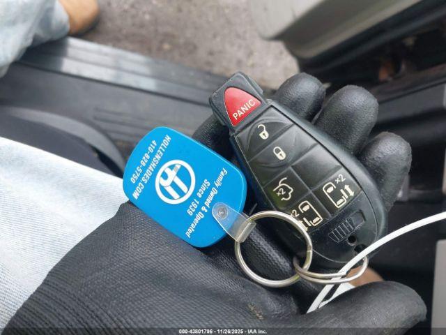 Chrysler Town & Country Touring Image 7