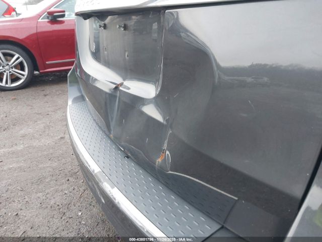 Chrysler Town & Country Touring Image 9