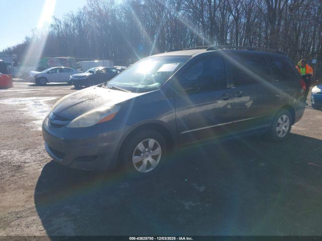 Toyota Sienna Ce Image 9