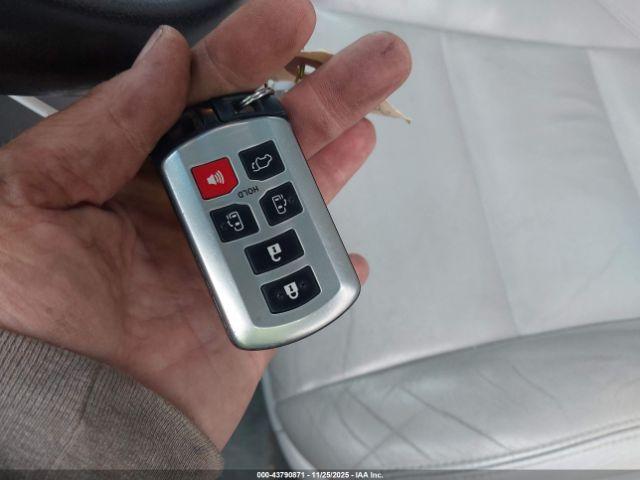 Toyota Sienna Xle 8 Passenger Image 11