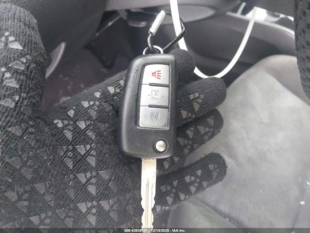 Nissan Rogue S Image 3