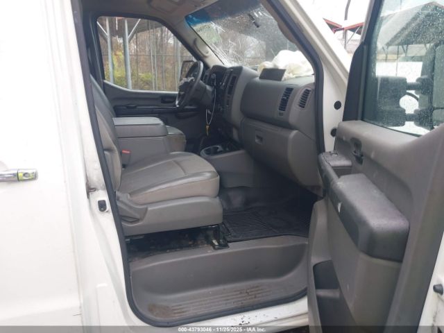 Nissan Nv Sl V8 Image 13