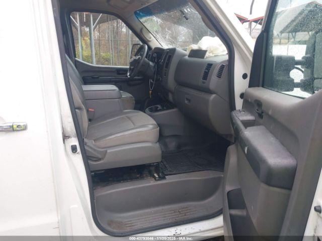 Nissan Nv Sl V8 Image 13