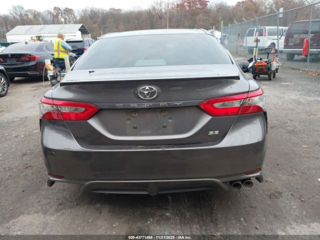 Toyota Camry Se Image 6