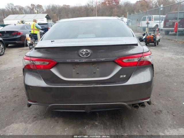 Toyota Camry Se Image 6