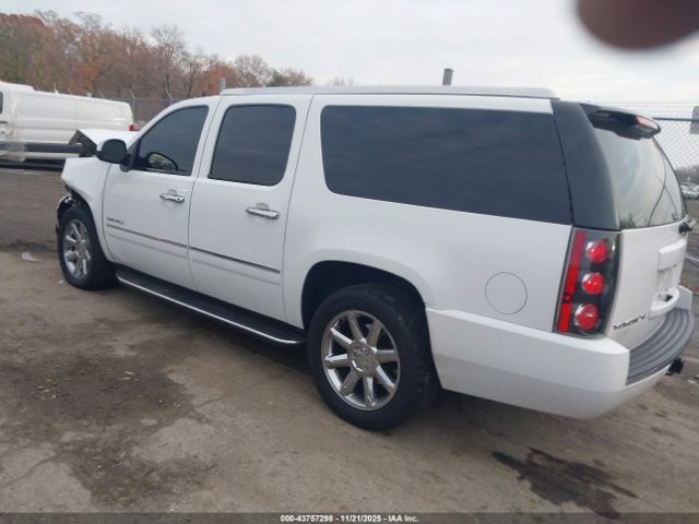 GMC Yukon Denali Image 12