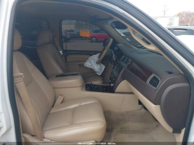 GMC Yukon Denali Image 4