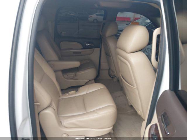 GMC Yukon Denali Image 6