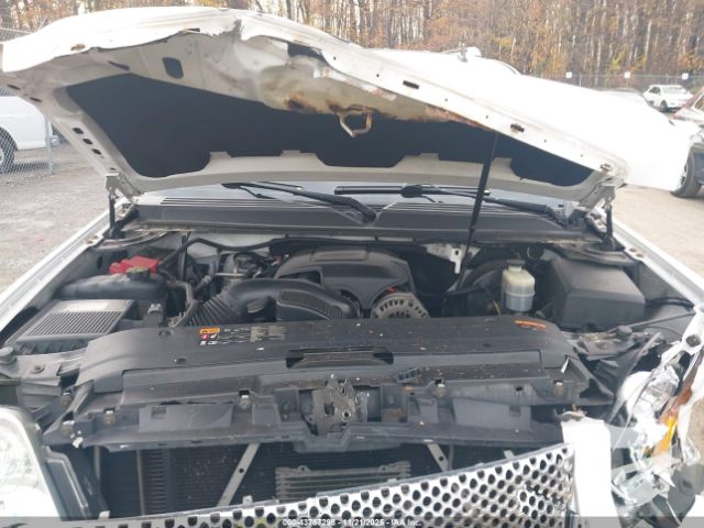 GMC Yukon Denali Image 8