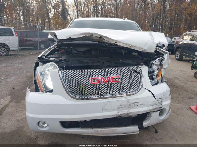 GMC Yukon Denali Image 9