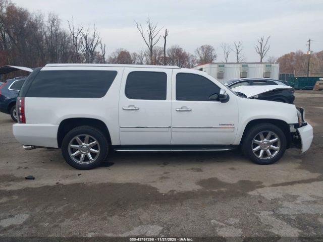 GMC Yukon Denali Image 15