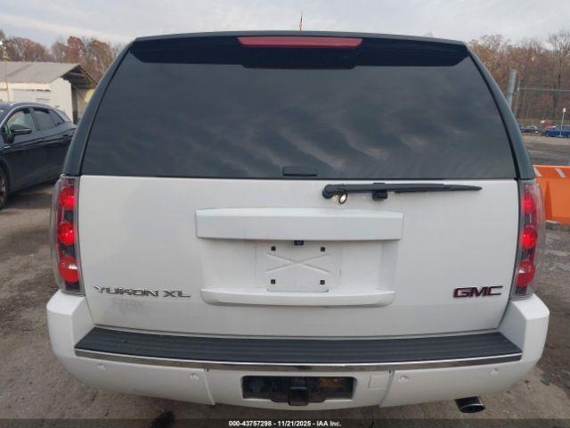 GMC Yukon Denali Image 10