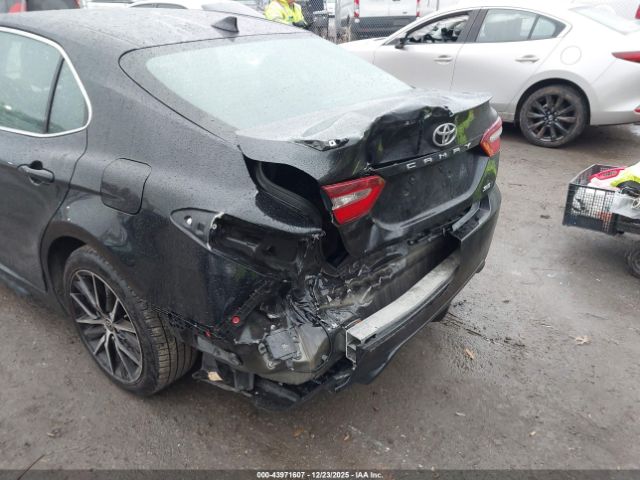 Toyota Camry Se Image 6