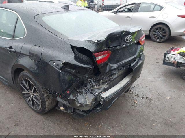 Toyota Camry Se Image 6