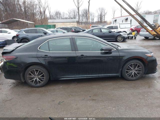 Toyota Camry Se Image 12