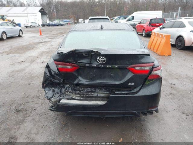 Toyota Camry Se Image 11