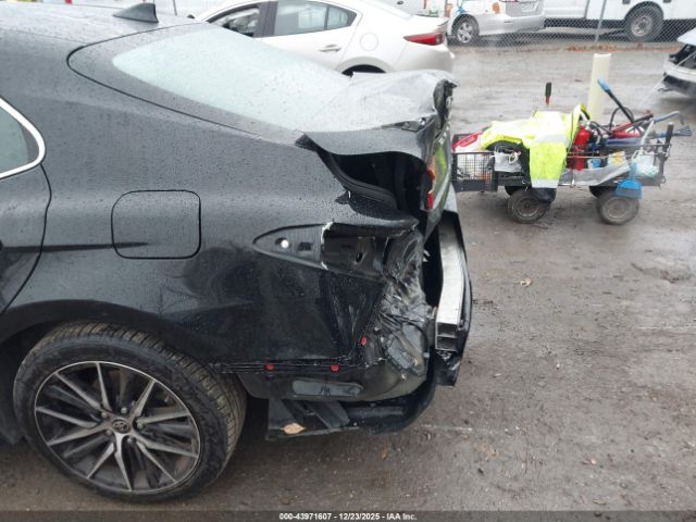 Toyota Camry Se Image 16