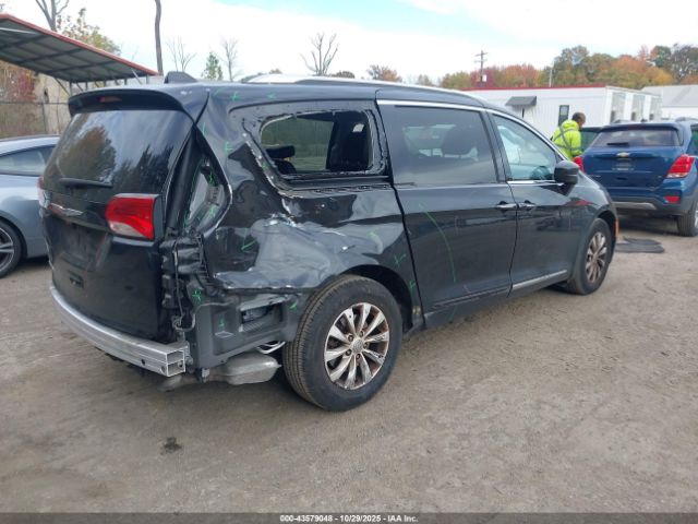 Chrysler Pacifica Touring L Image 12