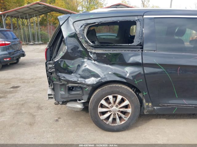 Chrysler Pacifica Touring L Image 10