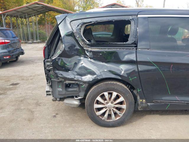 Chrysler Pacifica Touring L Image 10