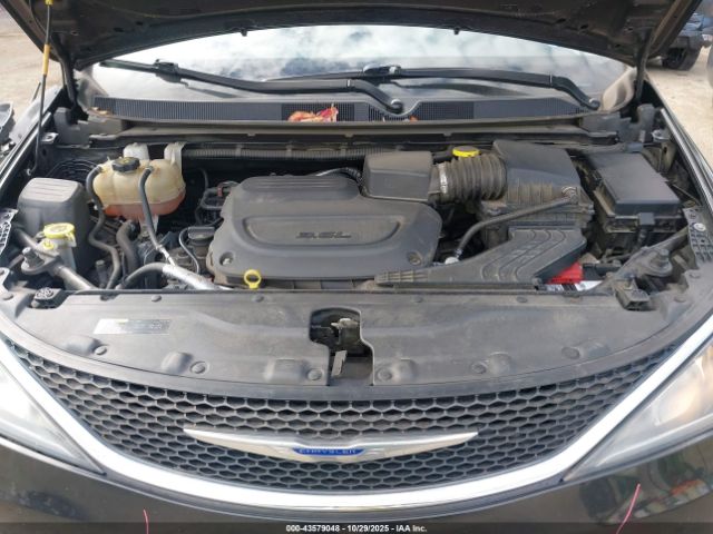 Chrysler Pacifica Touring L Image 16