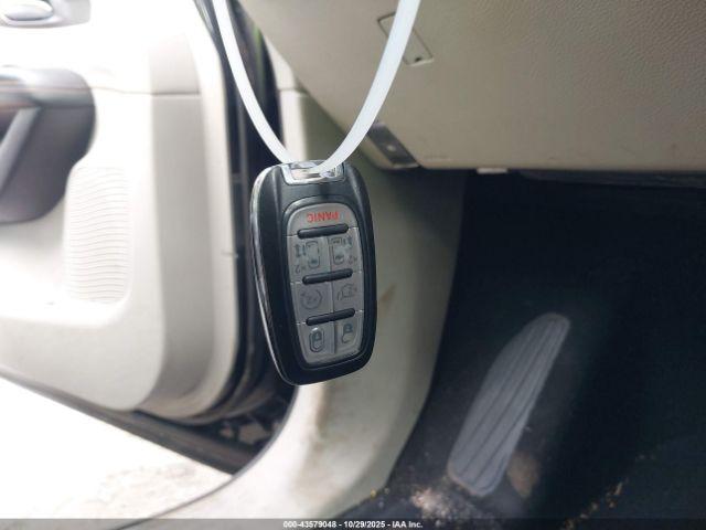 Chrysler Pacifica Touring L Image 9