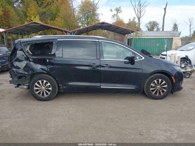 Chrysler Pacifica Touring L Image 15