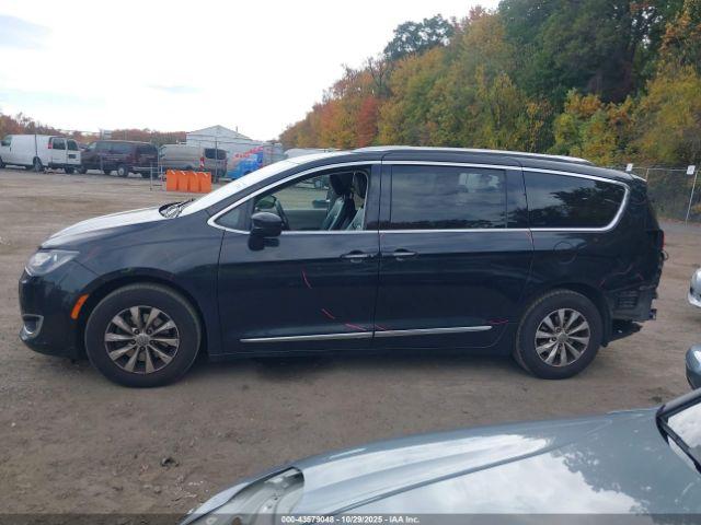 Chrysler Pacifica Touring L Image 2