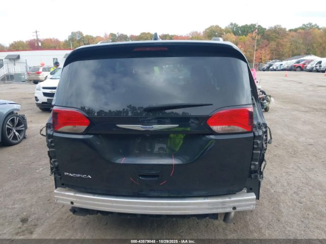 Chrysler Pacifica Touring L Image 4