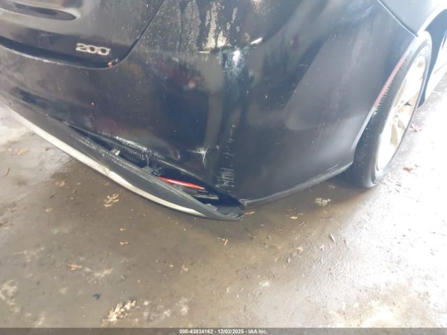 Chrysler 200 Limited Image 2