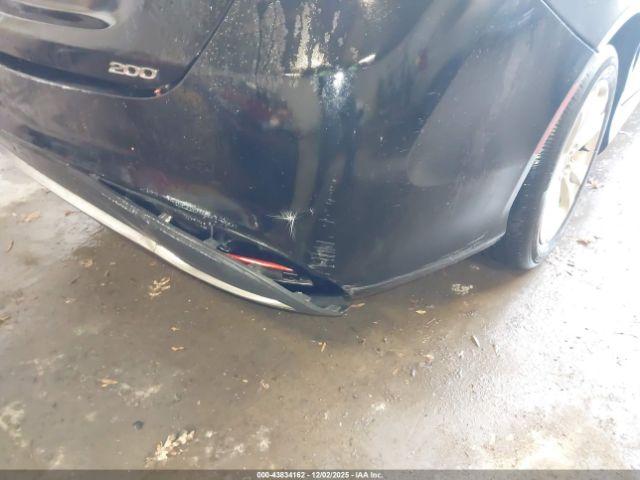 Chrysler 200 Limited Image 2