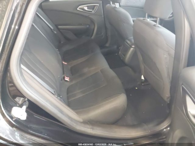 Chrysler 200 Limited Image 15