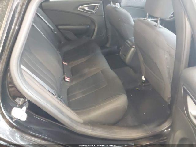 Chrysler 200 Limited Image 15