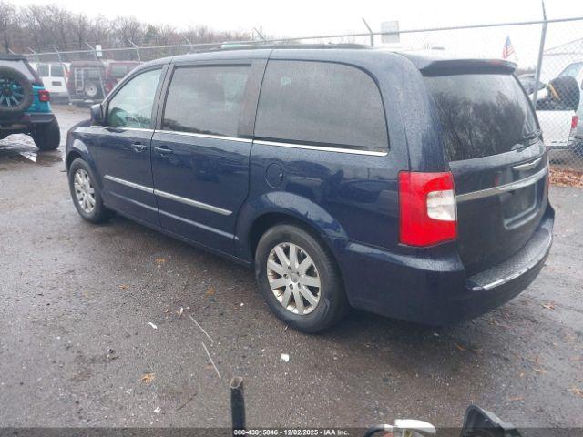 Chrysler Town & Country Touring Image 4