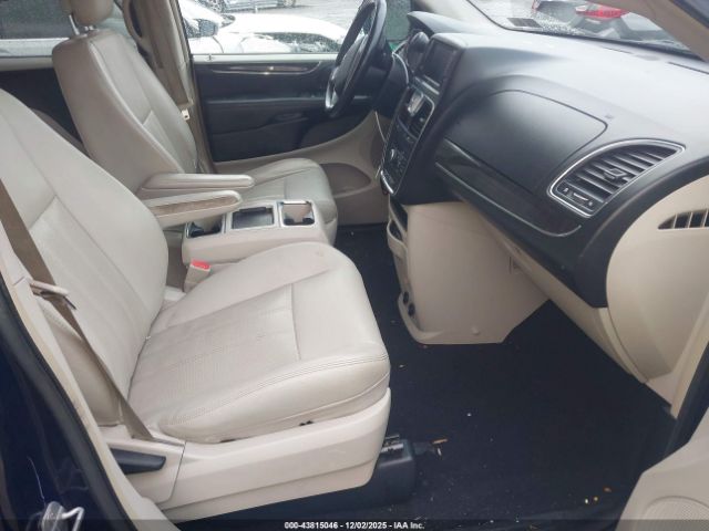 Chrysler Town & Country Touring Image 6