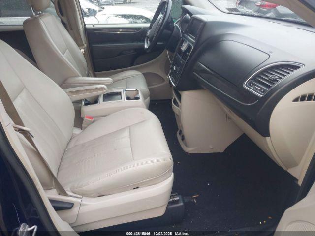 Chrysler Town & Country Touring Image 6