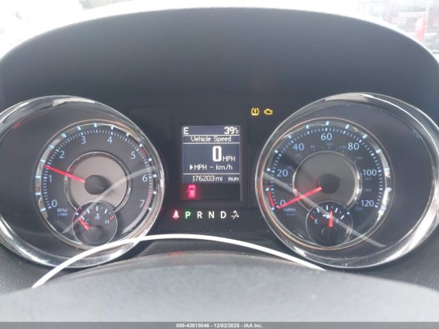 Chrysler Town & Country Touring Image 9