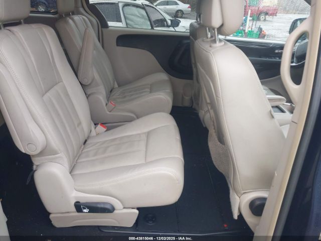 Chrysler Town & Country Touring Image 7